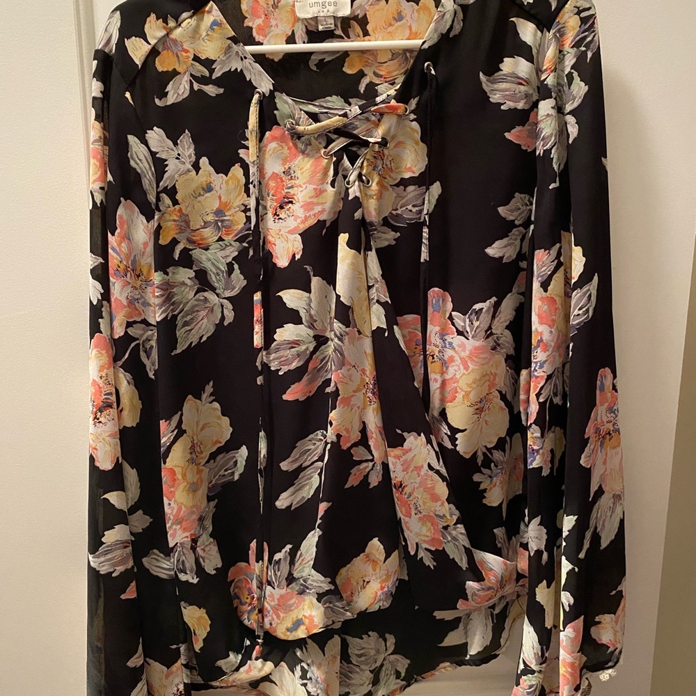 Umgee sheer floral top!!